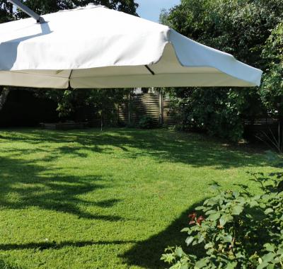 Chambre sympa dans une grande villa avec jardin et potager