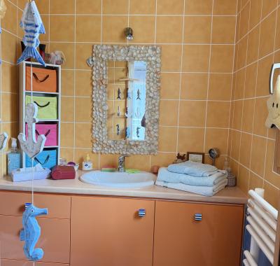 2 chambres avec salle de bain chacune