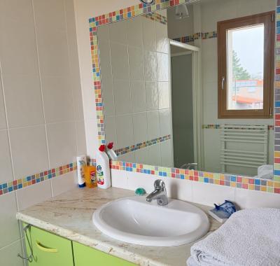 2 chambres avec salle de bain chacune