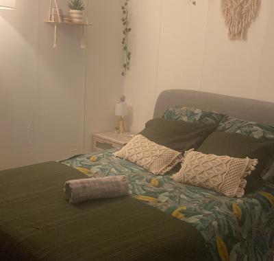 Chambre tout confort dans maison avec jardin