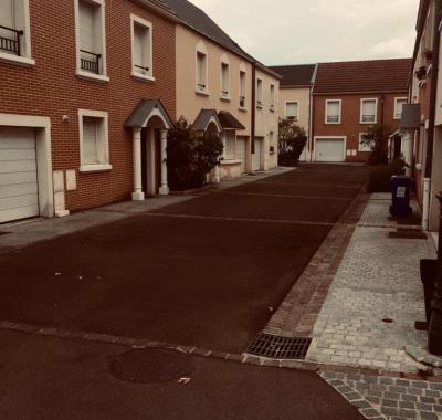 Chambre tout confort dans maison avec jardin