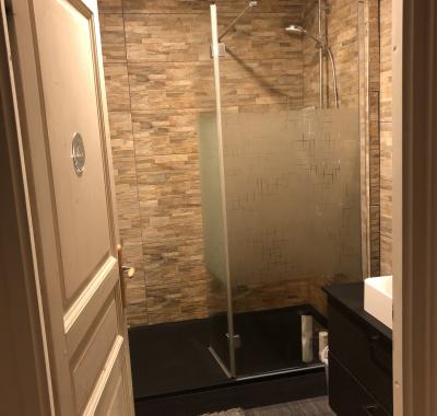 Chambre tout confort dans maison avec jardin