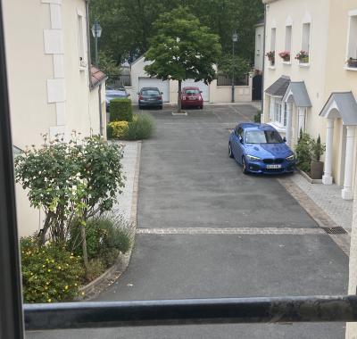 Chambre tout confort dans maison avec jardin