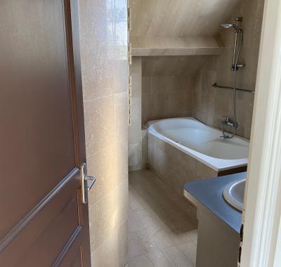 Chambre avec salle de bain privative