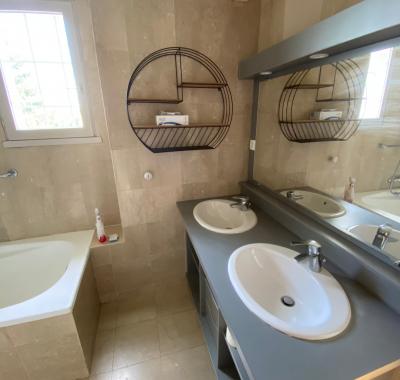 Chambre avec salle de bain privative
