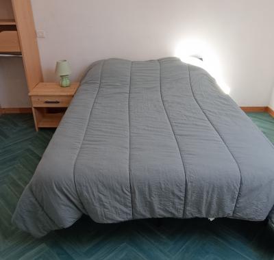 Chambre meublée avec Douches et Toilettes privatives