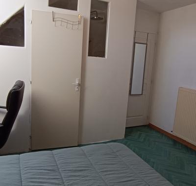 Chambre meublée avec Douches et Toilettes privatives