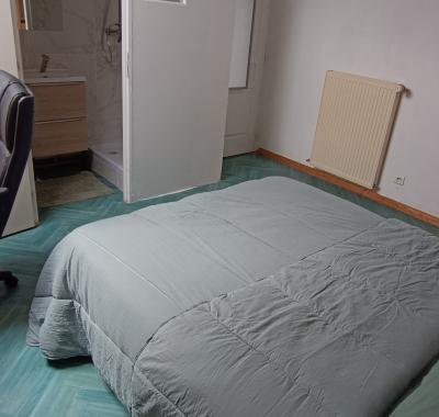 Chambre meublée avec Douches et Toilettes privatives