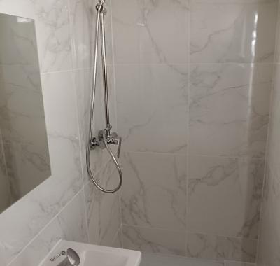 Chambre meublée avec Douches et Toilettes privatives