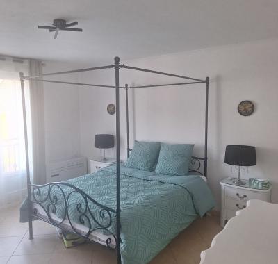 “Chambre de charme avec lit à baldaquin – calme et lumineuse”