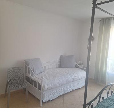 “Chambre de charme avec lit à baldaquin – calme et lumineuse”