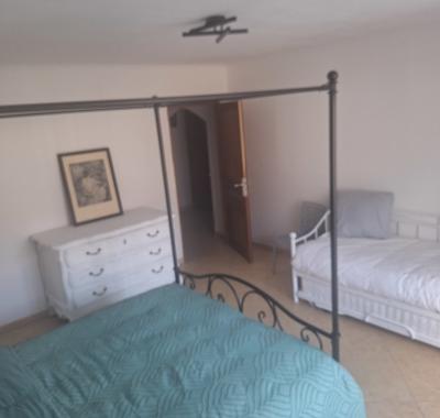 “Chambre de charme avec lit à baldaquin – calme et lumineuse”