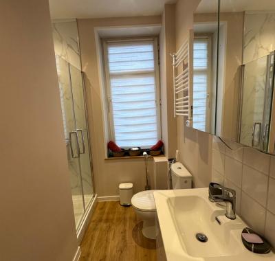 Chambre oklm avec salle douche et wc privée