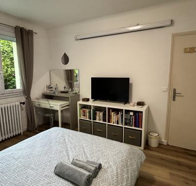 Chambre dans Gde maison, proche RER A -univ-Gdes Ecoles