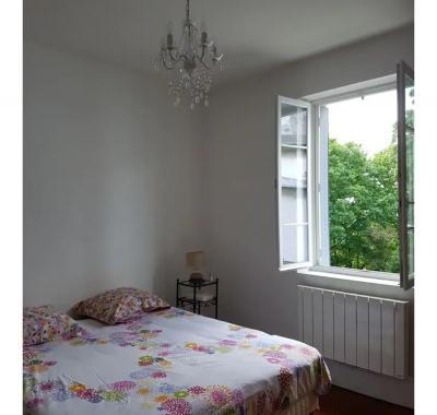 Grande chambre chez l'habitant dans maison de ville. Lyon.