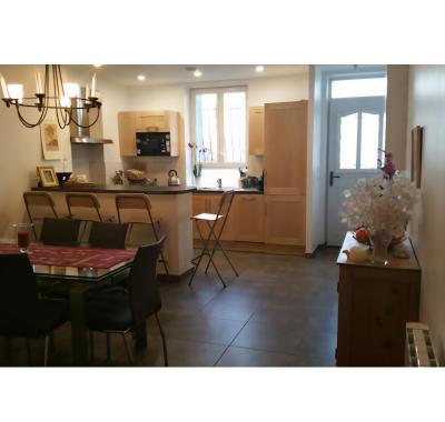 Grande chambre chez l'habitant dans maison de ville. Lyon.