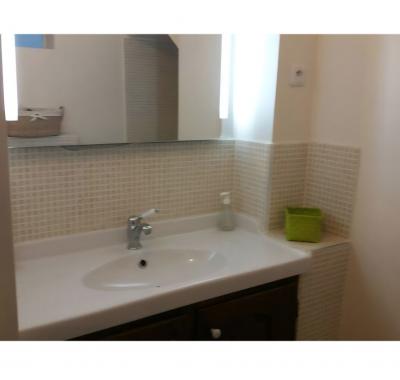 Grande chambre chez l'habitant dans maison de ville. Lyon.