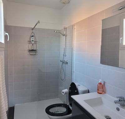 Chambre avec salle d'eau et wc privatifs à louer