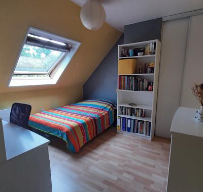 Chambre calme et ensoleillée