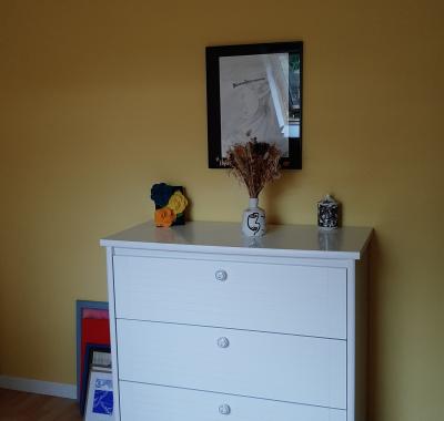 Chambre calme et ensoleillée