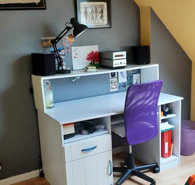 Chambre calme et ensoleillée