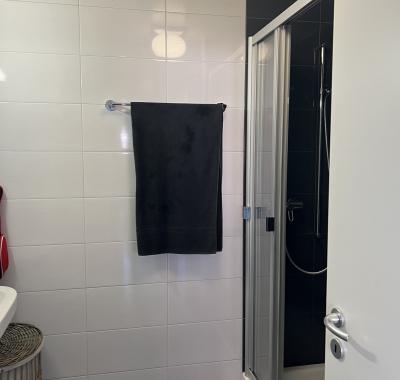 Chambre à louer, salle de bain, parking gratuit