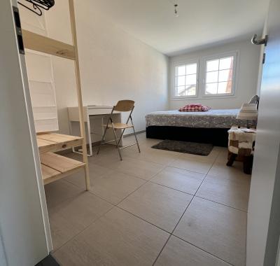 Chambre à louer, salle de bain, parking gratuit