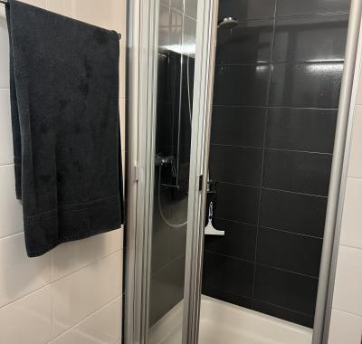 Chambre à louer, salle de bain, parking gratuit