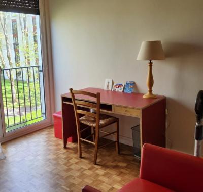 Chambre ensoleillée dans résidence calme et verdoyante