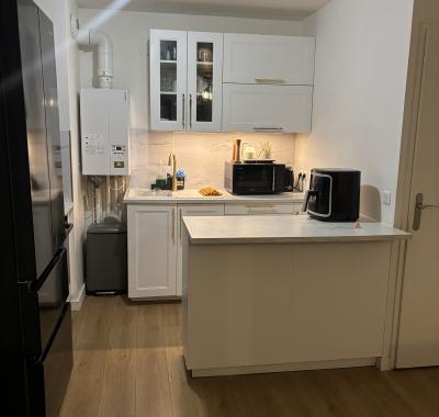 CHAMBRE MEUBLÉE À LOUER – FEMME UNIQUEMENT – DISPONIBLE IMMÉDIATEMENT