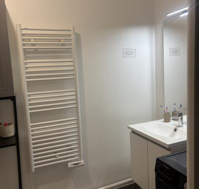 CHAMBRE MEUBLÉE À LOUER – FEMME UNIQUEMENT – DISPONIBLE IMMÉDIATEMENT