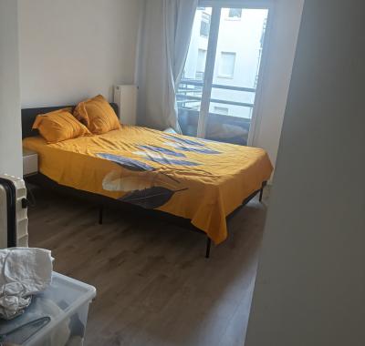 CHAMBRE MEUBLÉE À LOUER – FEMME UNIQUEMENT – DISPONIBLE IMMÉDIATEMENT