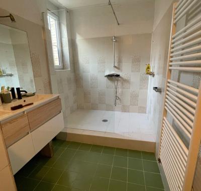 Grande chambre à louer chez l”habitant