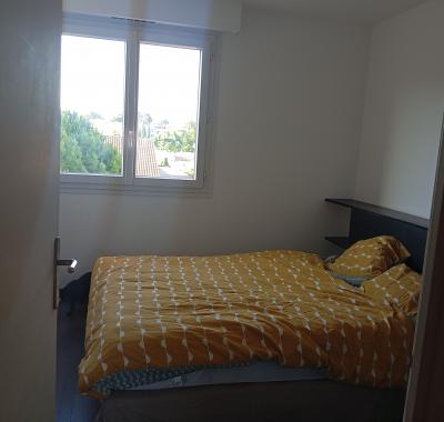 Chambre avec placard  + salle de douche privée