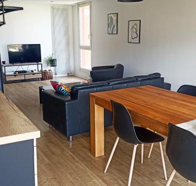 Chambre avec placard  + salle de douche privée