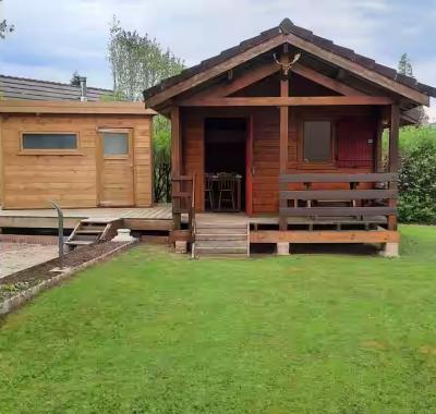 Chalet Le Cerf - terrain de pétanque - canoë - lacs du Jura