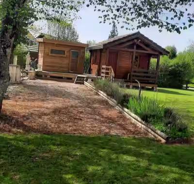 Chalet Le Cerf - terrain de pétanque - canoë - lacs du Jura