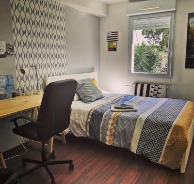 Chambre meublée à louer chez l'habitant