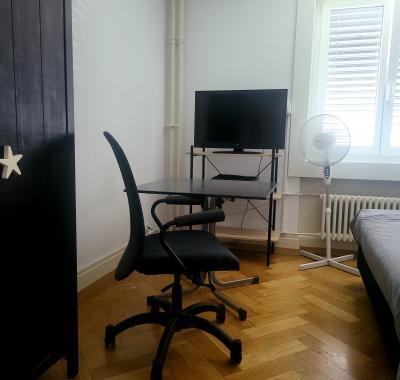 Grande chambre privée meublée
