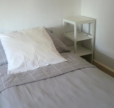 Grande chambre privée meublée