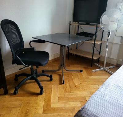 Grande chambre privée meublée