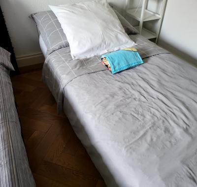 Grande chambre privée meublée