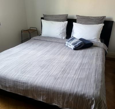 Grande chambre privée meublée