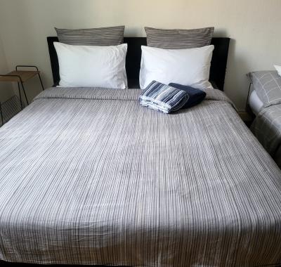 Grande chambre privée meublée