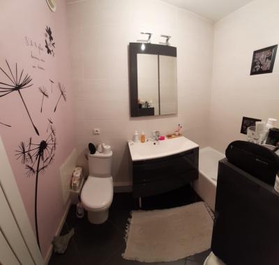 Grande chambre à louer à côté lycée du parc