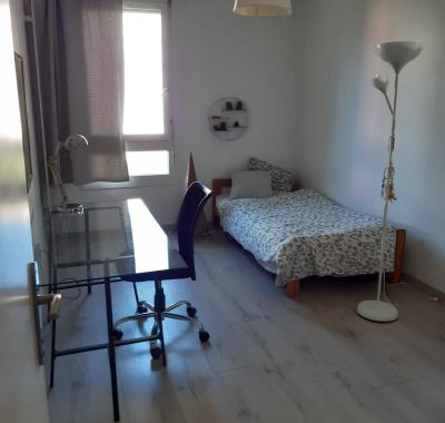 Grande chambre à louer à côté lycée du parc