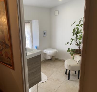 Grande Chambre à louer avec salle de bain et toilette privé