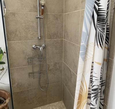 Grande Chambre à louer avec salle de bain et toilette privé