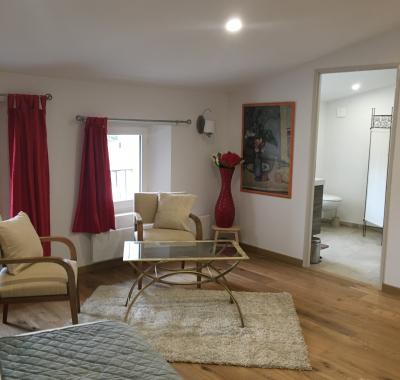 Grande Chambre à louer avec salle de bain et toilette privé