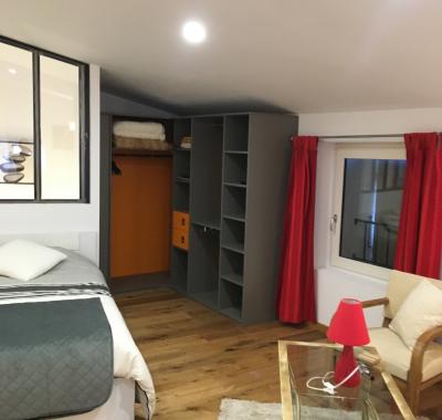Grande Chambre à louer avec salle de bain et toilette privé